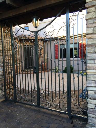 sg fabrication llc  courtyard gates 4